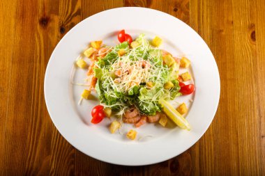 Sezar salata karides ve parmesan ile