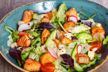 Izgara somon ve salatalık salatası