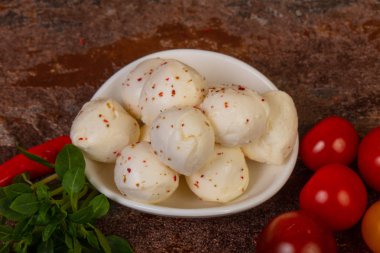 Fesleğen yapraklı ve domatesli Mozzarella peyniri topları.