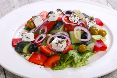 Beyaz peynirli, sebzeli ve otlu geleneksel Yunan salatası.