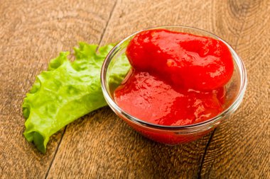 Kase suyu ile soyulmuş domates