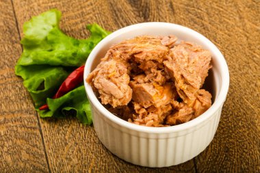 Kavanozda konserve ton balığı pişmeye hazır.