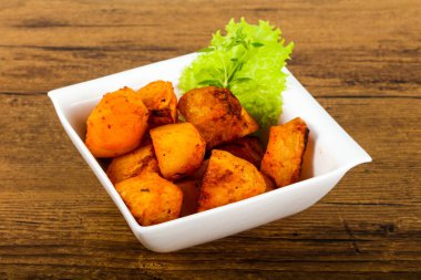 Otlu fırında patates.