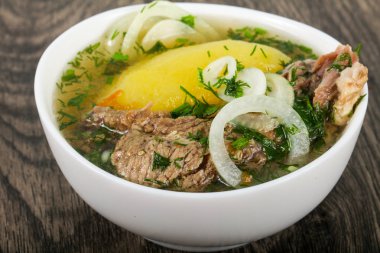 Beyaz et çorbası - kuzu veya dana eti ile Hashlama