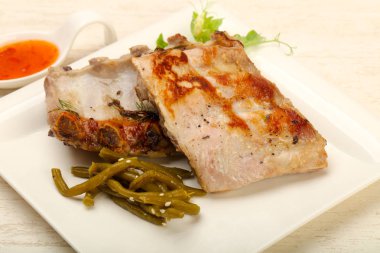 Kızarmış domuz kaburgası.