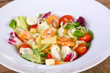 Sezar karides ve kiraz domates ile