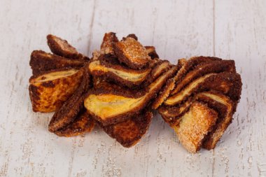 Tatlı kurabiyeler, ahşap arka plan.