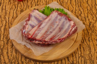 Çiğ domuz pirzolası pişmeye hazır.