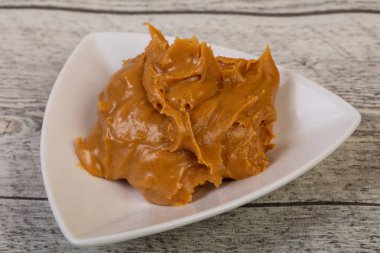 Lezzetli fıstık ezmesi kase