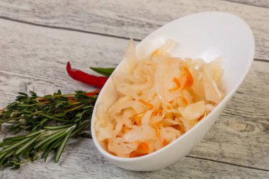 Salamura lahana - kekik ve biberiye ile lahana turşusu