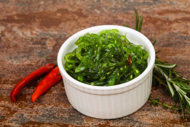 Susamlı yosun salatası Chuka.