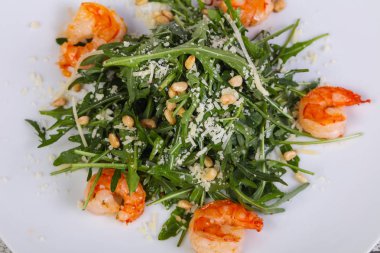 Karidesli roket salatası, parmesan peyniri ve sedir fıstığı.