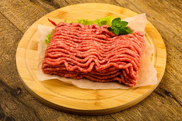 Rinderhackfleisch Mit Basilikumblättern Zum Kochen Bereit — Stockfoto