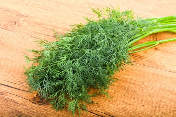 Dill Äste Türmen Sich Über Holzuntergrund — Stockfoto