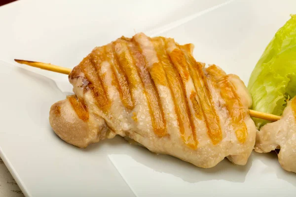 焼き鶏骨なしもも — ストック写真