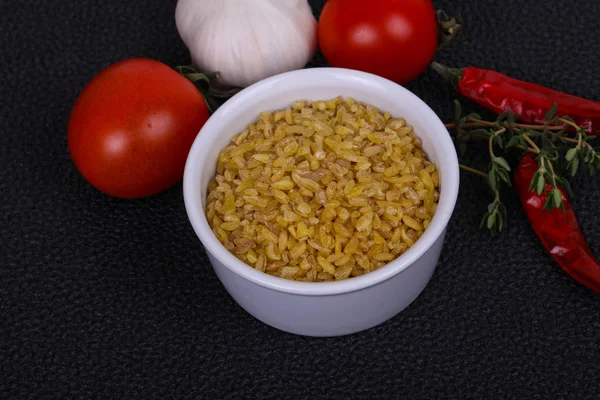 Roher Goldener Bulgur Der Schüssel Mit Tomaten Und Knoblauch — Stockfoto