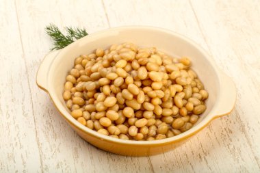 Dereotu şubesi ile kasede beyaz börülce