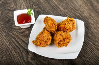 Ketçap ile çıtır tavuk kanatları