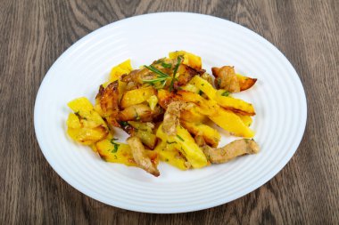 Domuz etli kızarmış patates, biberiye.