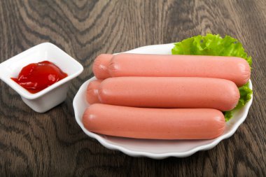 Salata ve ketçap ile sosis haşlama