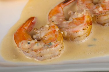 Krema soslu karides ve roka