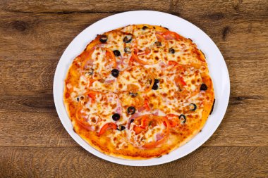 Jambonlu ve peynirli pizza