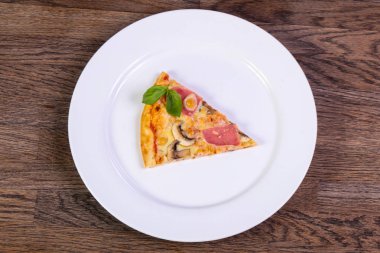 Pizza mantar ve peynir jambon