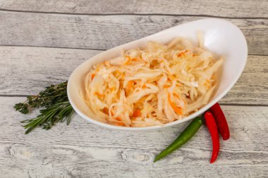 Salamura lahana - kekik ve biberiye ile lahana turşusu