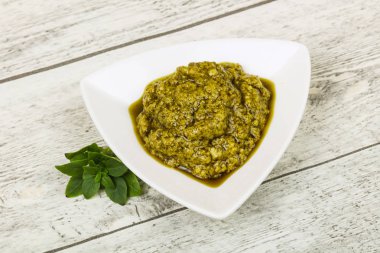 Fesleğen sosu Pesto kabın içinde
