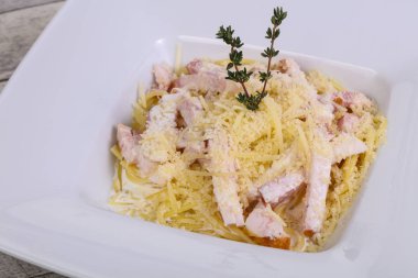 Jambon ve peynirli makarna kekik servis edildi.