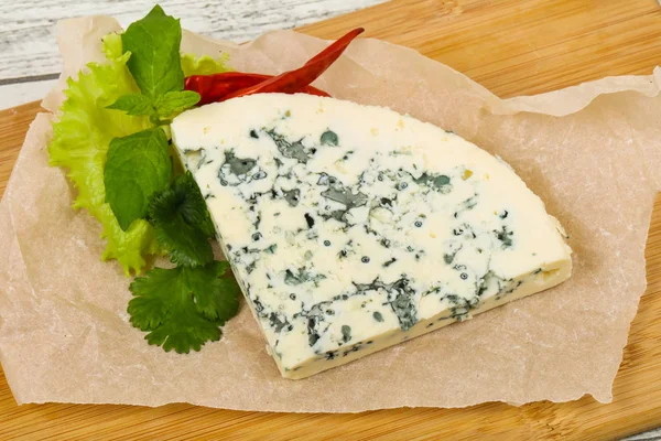 Fatia Queijo Azul Com Folhas Salada — Fotografia de Stock