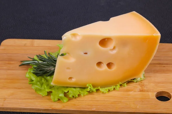 Τυρί Maasdam Στον Πίνακα Σερβίρεται Σαλάτα Φύλλα Και Δεντρολίβανο — Φωτογραφία Αρχείου