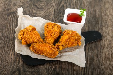 Ketçap ile çıtır tavuk kanatları
