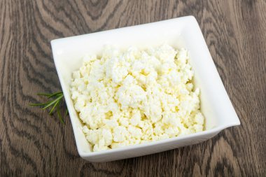 Kase üzerinde ahşap süzme peynir