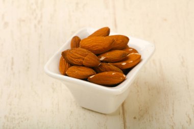 Badem fındık yığın ahşap arka plan üzerinde