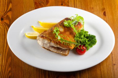 Limon ve otlar pişmiş somon servis