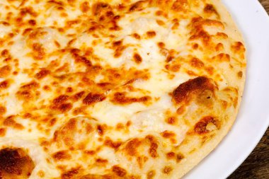 Sıcak lezzetli peynirli pizza