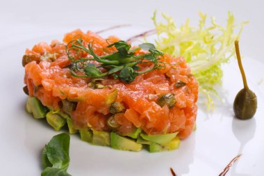 Kapari ve Balzamico tartar somon ve avokado ile servis