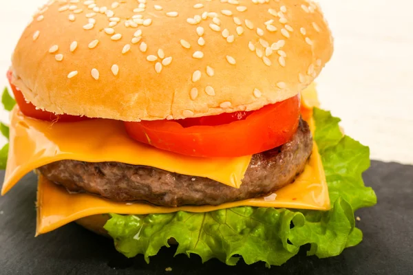 Hamburger Met Kaas Tomaat Sla Bladeren — Stockfoto