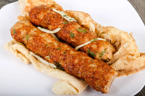 양파와 파슬리를 곁들인 닭고기 — 스톡 사진