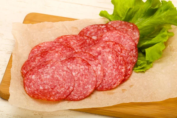 Plakjes Salami Worst Houten Achtergrond — Stockfoto