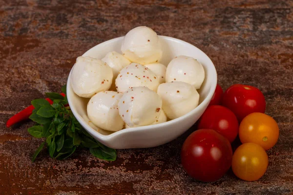Kulki Serowe Mozzarella Liśćmi Bazylii Pomidorami — Zdjęcie stockowe