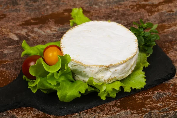 Délicieux Fromage Camembert Aux Feuilles Salade — Photo