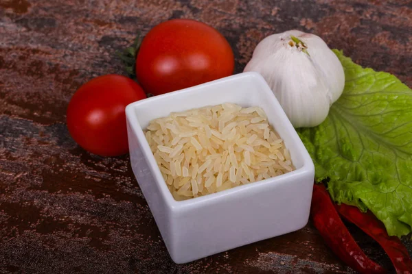 Arroz Cru Não Cozido Tigela Servido Pimenta Folhas Salada — Fotografia de Stock