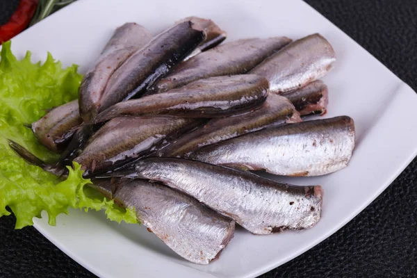 Camilan Ikan Asin Dalam Mangkuk Disajikan Daun Salad Dan Rosemary — Stok Foto