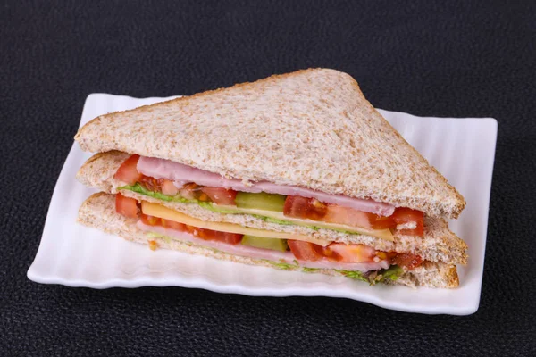 Сэндвич Ветчиной Сыром Листьями Салата Помидорами Маринованными Огурцами — стоковое фото