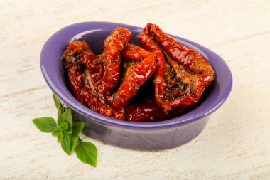 Fesleğen yapraklı kuru domates.