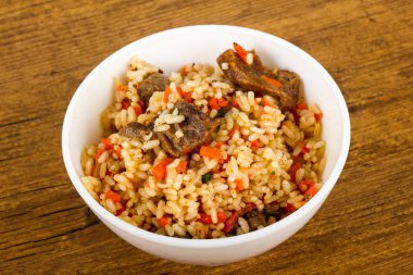 Asya pirinç - et ve havuç ile Plov