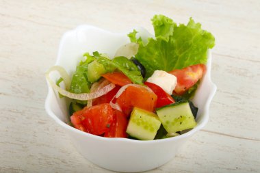 Zeytinli ve peynirli Yunan salatası