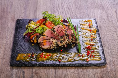 Sos ve baharatlı ton balığı carpaccio.